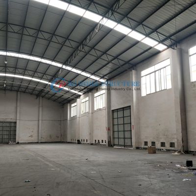 Lavoratori di fabbriche, impianti industriali edifici modulari in acciaio.