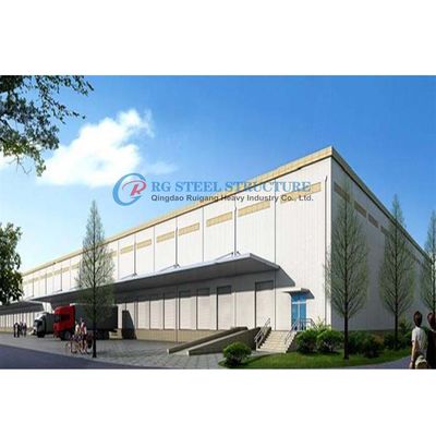 Edifici di officine industriali a telaio in acciaio con sistemi tecnologici intelligenti integrati