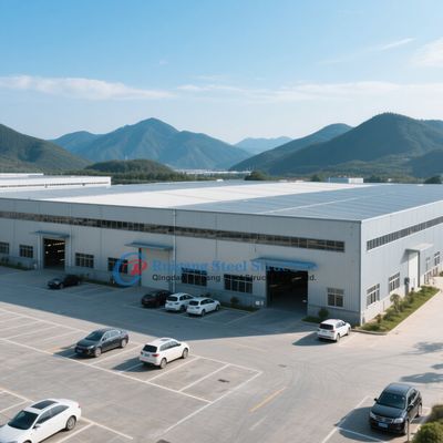 Struttura di magazzino in acciaio isolato con superficie zincata o verniciata