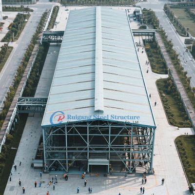 Magazzino di strutture in acciaio su misura con accesso a gru da ponte