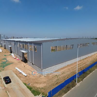 Magazzino di struttura in acciaio su misura con pannelli traslucidi per l'illuminazione naturale